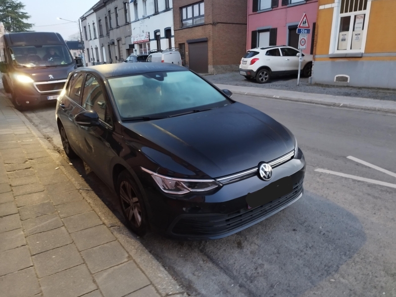 Véhicule Volkswagen Golf  année 2020, 42.872 km, essence, clef et papiers, deux coups au niveau des portières