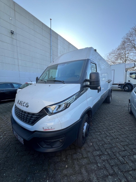 1ere mise en circulation 12/03/2020 - 2998cc gasoil - avec certificat immatriculation (2 volets) + certificat de conformité + 1 clé -
***
1ste registratie 12/03/2020 - 2998cc diesel - met inschrijvingsbewijs (2 delen) + gelijkvormigheidsattest + 1 sleutel -