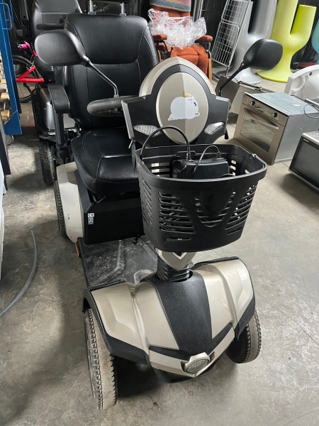 Scooter noir et doré de marque VERMEIREN, électrique, avec clé, 6.759 km