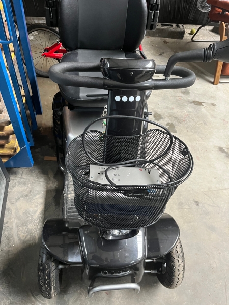 Scooter noir et gris de marque PRIMO ARRIVO, électrique, avec clé, 157 km ; prix d'achat : 3.036 €