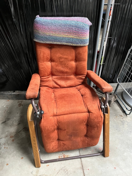 Chaise pliable en tissu brun