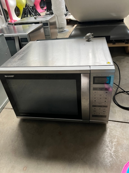 Micro-ondes GRILL de marque SHARP, avec grilles pour surélever les plats  ; prix d'achat : 660 €