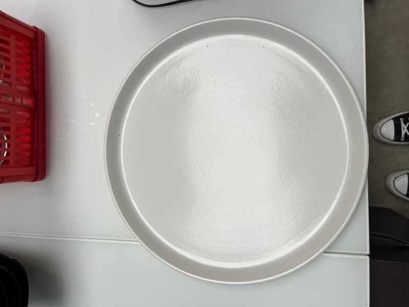 Plat blanc et plateaux de micro-ondes