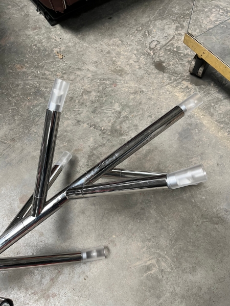 Deux lustres avec plusieurs ampoules