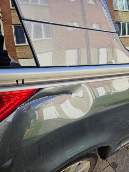  Un véhicule de marque Peugeot type 1007 année 2005 de teinte bleu/gris
Type de carburant : essence
kilométrage : 183.838 km
1 clé
Pas de documents de bord
quelques griffes et coups présents sur la carrosserie