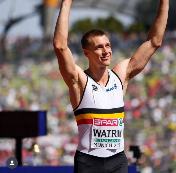 Maillot et cuissard de triathlon. 

Ensemble porté par Julien Watrin lors du Championnat d'Europe 2022 de Munich.

Finaliste sur le 400 m haies, Julien Watrin a réalisé le record de Belgique lors de cette épreuve.

Ce maillot revêt une portée symbolique toute particulière pour Julien Watrin, dans la mesure où il a réalisé à ce moment-là l'une des meilleures performances de sa carrière.