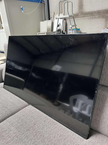 une télévision écran plat noire de marque SAMSUNG, sans câble ni télécommande ; 68cmx120cm, en bon état