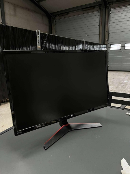 un écran avec pied, noir et rouge, de marque LG, IPS LED, 34,5cm x 60,5cm, avec câble, en très bon état 

