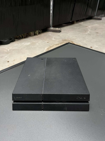 une Playstation 4 noire, de marque SONY, sans câble,  avec manette rouge

