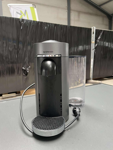 une machine à café grise et noire, de marque NESPRESSO MAGIMIX

