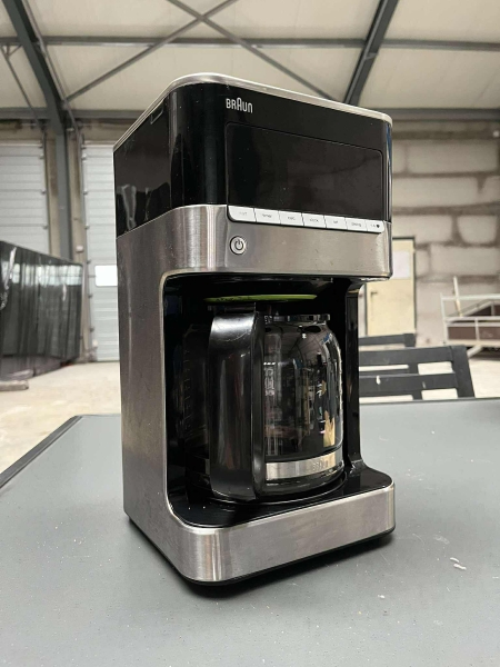 une machine à café grise et noire, de marque BRAUN