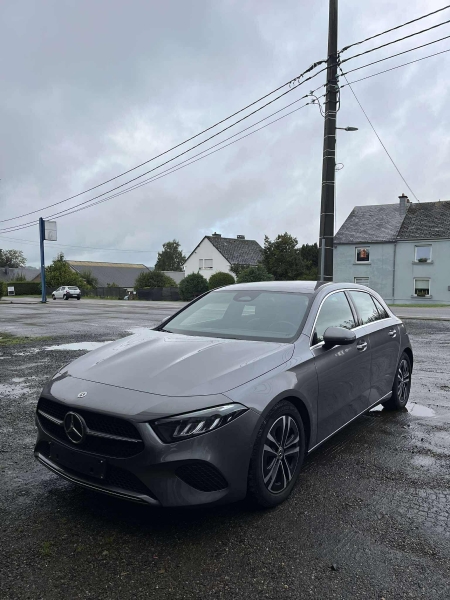 une MERCEDES-BENZ A 180 grise, année 2024, 56.052 km, hybride (essence+élec), puissance : 100,00 kW, cylindrée : 1332 cm3, certificat d'immatriculation (partie 1 et 2), certificat de conformité, 2 clés

