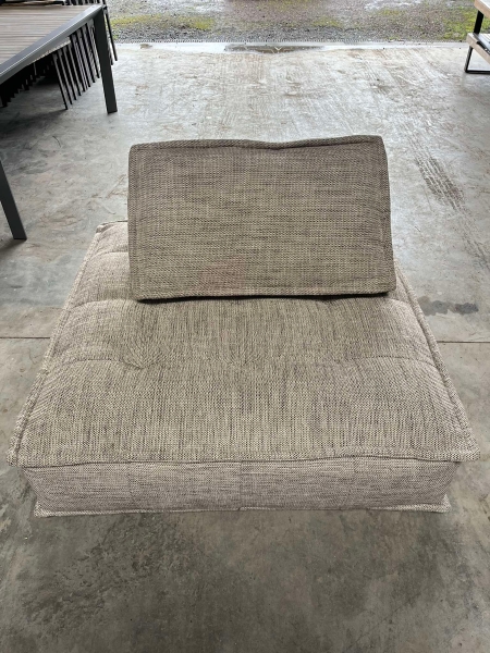 un canapé modulable, 3 pièces, 2 de couleur beige et 1 de couleur beige clair, 3 coussins assortis ; dimensions : 120cm x 120cm, hauteur : 33 cm (valeur neuf : 1.500 €)

