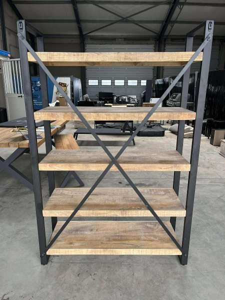 une étagère en bois clair et structure métallique noire, 5 étages, 120cm x 40cm ; hauteur : 180,5 cm

