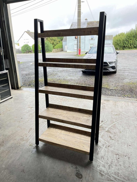 une étagère en bois clair et structure métallique noire, oblique, 5 étages, 90,5cm de largeur, entre 15cm et 40cm de profondeur, 181cm de hauteur 

