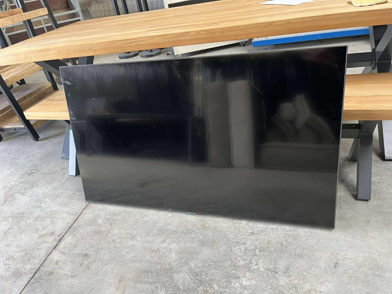 une télévision SAMSUNG, noire, avec cable et leds, dimensions : 70cm, 122,5cm, avec télécommande 

