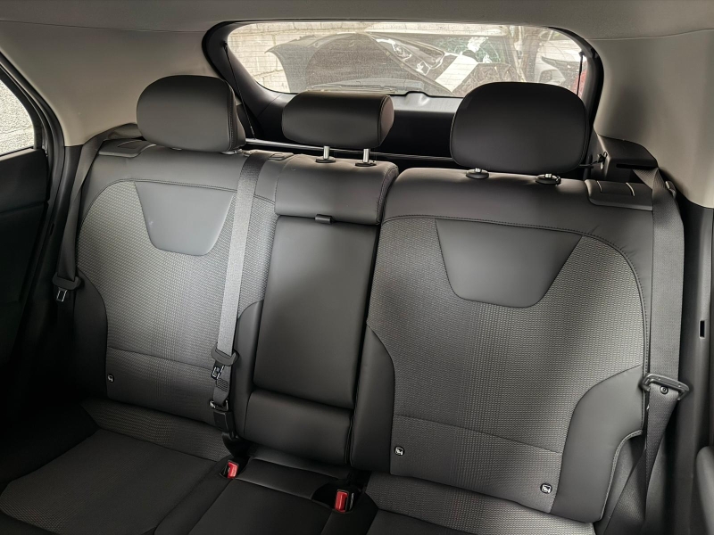 Etat général bon sauf vitre côté conducteur.

Automatique.

Pas de clés.

Documents de bord : certificat d'immatriculation (Partie 1 et 2) + certificat de conformité.