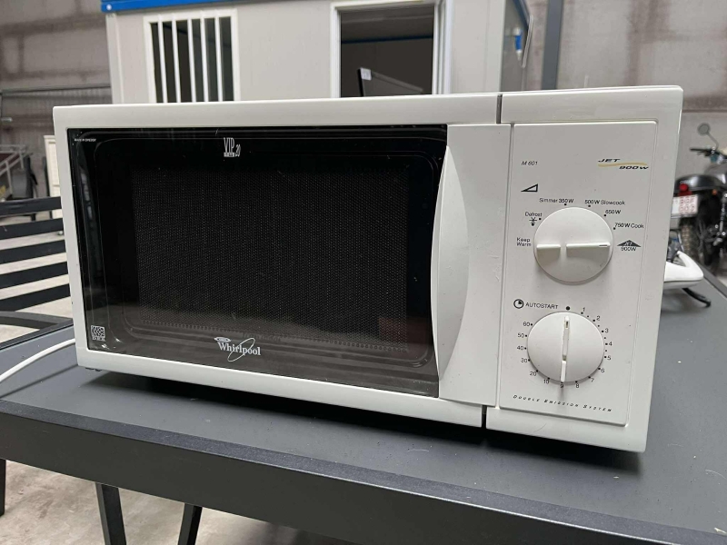 un micro-ondes blanc, de marque WHIRLPOOL, en bon état et un appareil à croque-monsieur blanc, de marque DOMO, 2 compartiments, à nettoyer