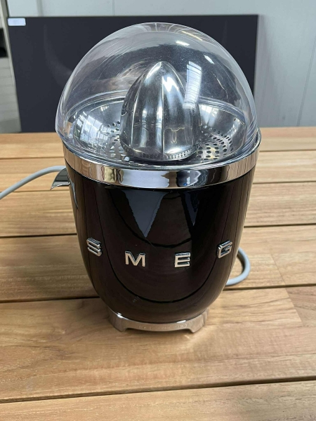 - un presse-agrumes de la marque SMEG, de couleur noire ; 

- un meuble en bois, 3 portes bois clair, vitre sur le dessus du meuble, avec 3 étagères en verre, dimensions : 179,5cm x 41cm, hauteur 39cm ; 

- une banquette noire, pieds métalliques et assise velour, dimensions : 119cm x 45cm, hauteur : 44cm 

- trois étagères murales, en bois noir et bois clair, dimensions : 60cm x 22cm x 38cm 

- trois chaises en plastique, noir laqué 

- une chaise design en plastique noir, dossier en plastique transparent

- une table basse en bois, noire, dimensions : 42cm x 43cm, hauteur : 35,5cm