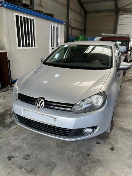 Véhicule de marque VOLKSWAGEN GOLF, de couleur grise, année 2011, 146.408 km, certificat d'immatriculation (partie 1), certificat de conformité, certificat de contrôle technique, une clé, diesel, manuelle, cylindrée : 1598 cm3, puissance : 77 kW, système ABS à vérifier. 