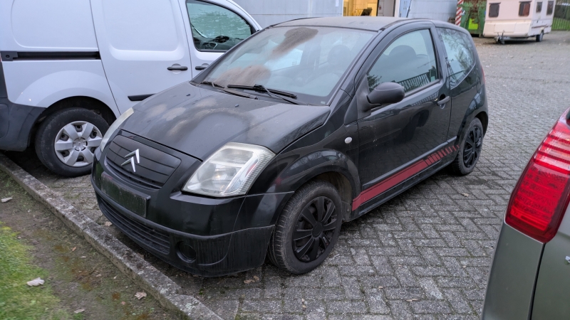 --Citroën C2 - 1124cc benzine, zwarte kleur, 
datum eerste registratie 03/06/2004, 
met kentekenbewijs (2 delen) + 2 sleutels
237934 km
- Citroën C2 - 1124cc essence, 
couleur noire, 
date de première immatriculation le 03/06/2004,  
avec certification immatriculation (2 parties) + 2 clés
237934 km 