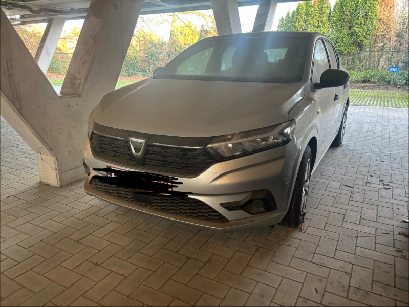Personenwagen Dacia Sandero - Grijze kleur - Bouwjaar 2022 - kilometerstand onbekend (scherm licht niet op) - geen boorddocumenten - geen sleutels
