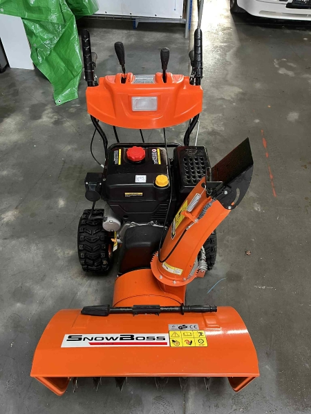 Déneigeuse SNOW BOSS SB1370 - W, orange, essence + électrique, en très bon état mais ne démarre pas
