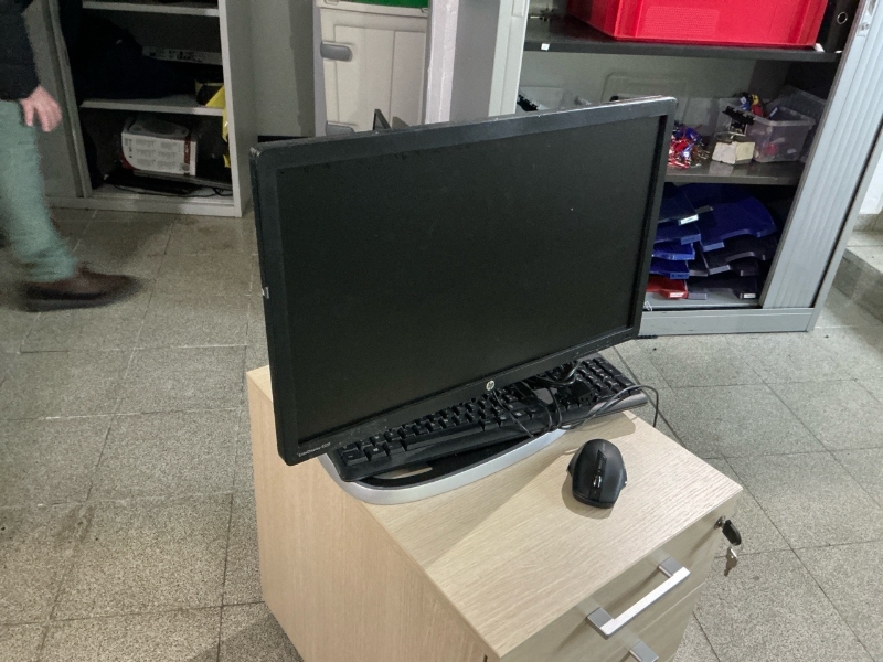 Un ordinateur de marque HP, avec un clavier de marque HP et une souris de marque CHERRY 