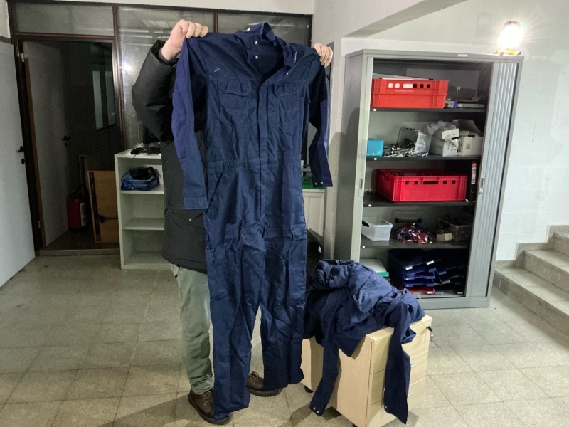 7 salopettes de travail, de couleur bleue