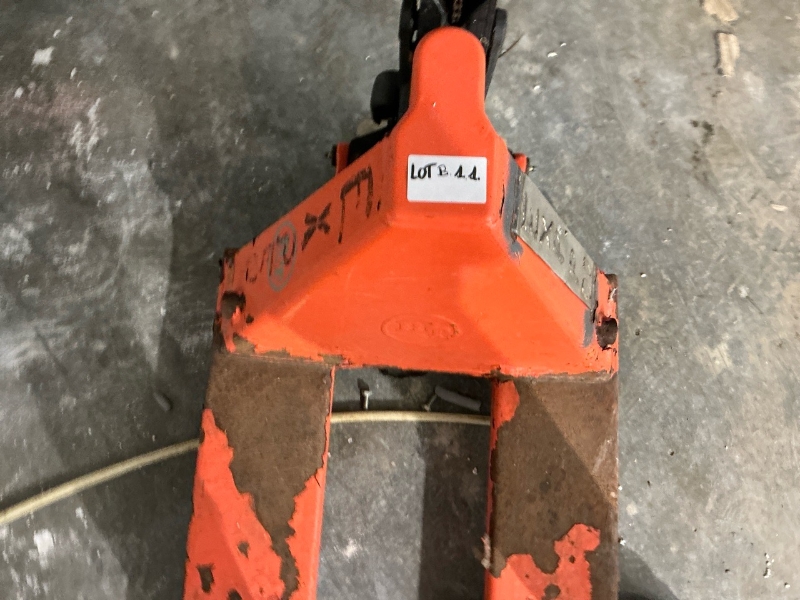 Un transpalette de marque BTLIFTER, fonctionnel