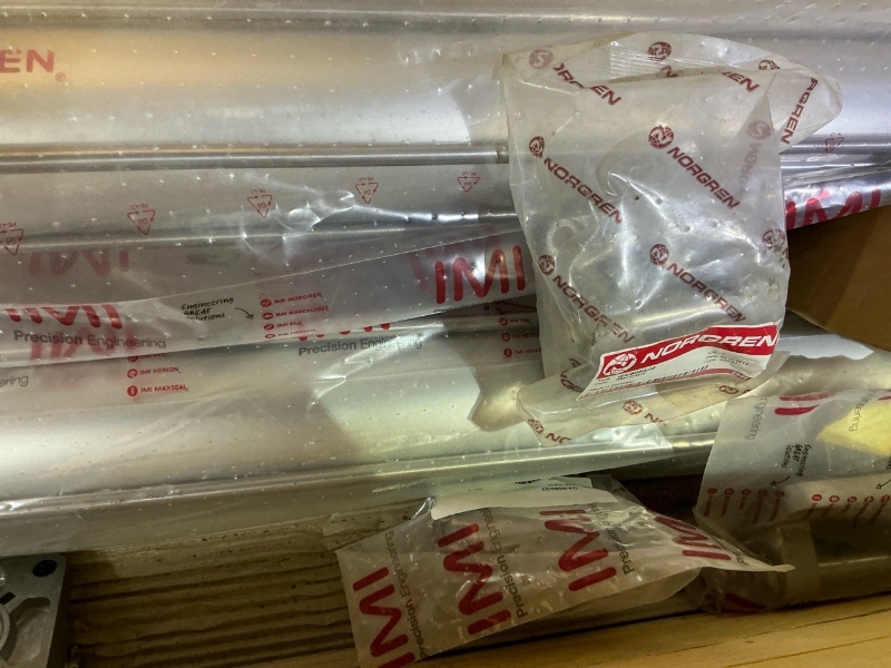 Un lot de vérins IMI NORGREN Precisions Engineering + Rear Clevis, pneumatiques (plusieurs pièces) et hydroliques (3 pièces)