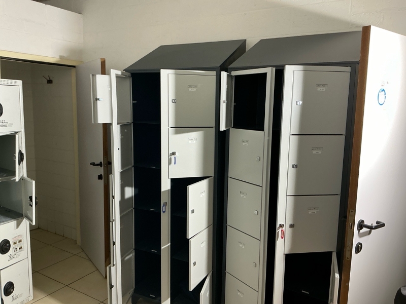 5 armoires métalliques à casiers, chacune avec 10 casiers, avec une clé ouvrant tous les casiers et chaque clé individuelle 