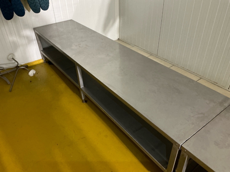 2 bancs en inox, dimensions  : 250 cm x 60 x 54 cm 