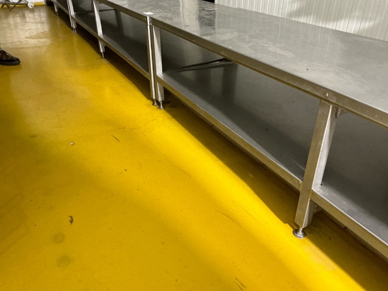 2 bancs en inox, dimensions  : 250 cm x 60 x 54 cm 