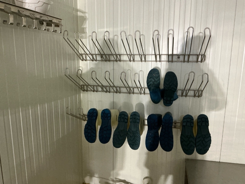 Un sèche-bottes électrique ITEC avec 5 étages + 3 étendoirs à bottes  (capacité de 5 paires de bottes chacun)