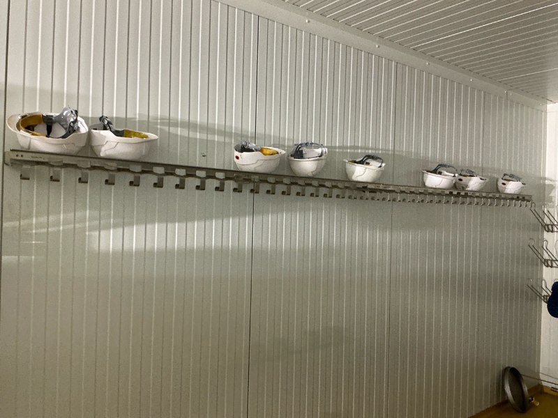 Un porte-casques métallique avec crochets