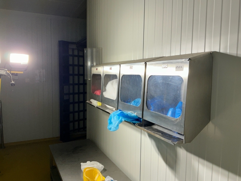 4 distributeurs à équipements métalliques de marque ITEC