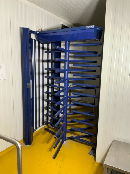 Un tourniquet électrique de marque KABA, métallique, de couleur bleue 