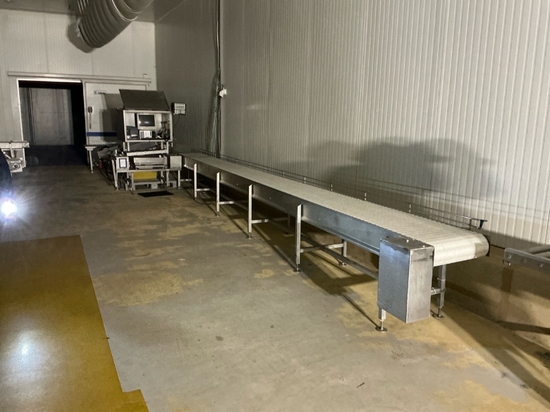 Structure en inox avec ordinateur et étiqueteuse ; avec convoyeur à bande