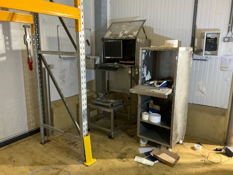 Lot de 2 armoires en inox, avec un écran et un clavier