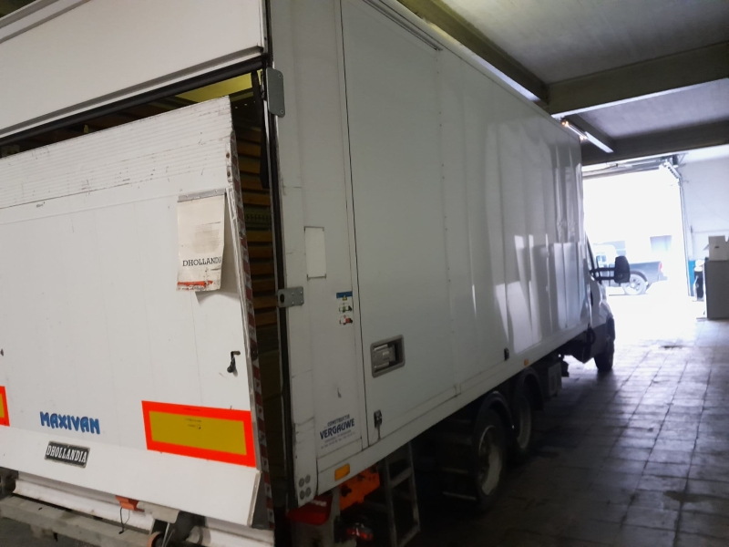 IVECO met Maxivan
Eerste registratie 10/08/2018
Kilomterstand: 192.465 kilometer
Alle papieren aanwezig
sleutel aanwezig