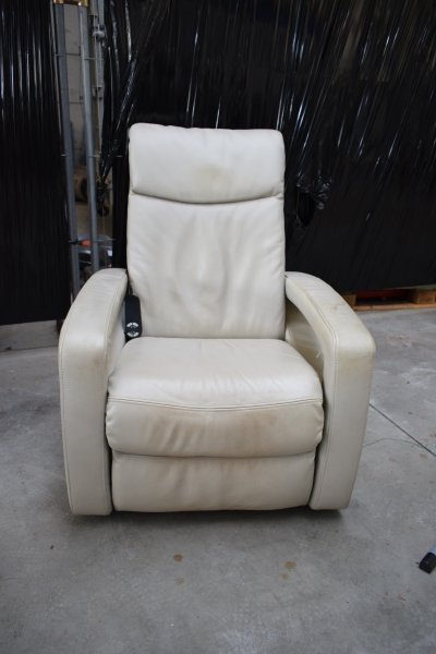 Fauteuil relax beige - bon état - fonctionne correctement

Légère griffe sur l'accoudoir