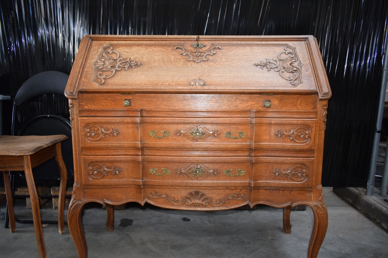 Secrétaire en chêne massif style LOUIS XV

Super état

Clés à disposition