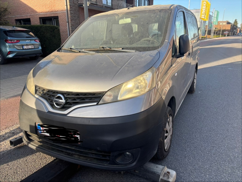 Personenwagen Nissan NV200 - grijze kleur - eerste inschrijving 05/02/2013 - diesel - kilometerstand: 194.312 km - 2 sleutels - boorddocumenten: gelijkvormigheidsattest + kentekenbewijs deel 1 - lichte gebruikersschade