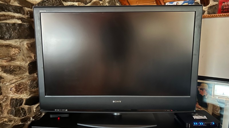 Une télévision SONY BRAVIA (sans télécommande correspondante)
Deux banquettes (coffre de rangement) en skaï noir
