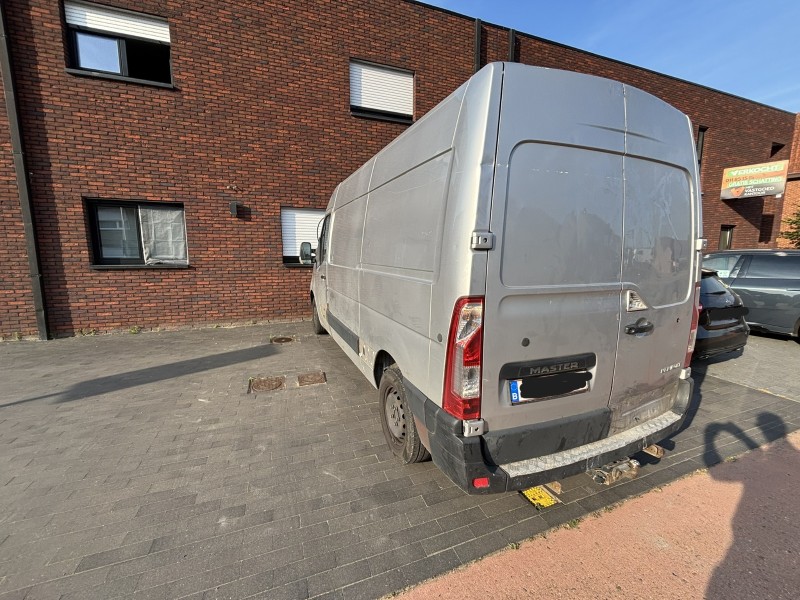 Renault Master grijze kleur - Diesel - met sleutel - boorddocumenten inschrijvingsbewijs deel 1 en deel 2 - vrijgesteld van gelijkvormigheidsattest - gebruikersschade - 254.721 km

Merk: RENAULT
Commerciële naam: RENAULT
Goedkeuringsnummer: e2*2007/46*0016*32
Variant: FM9T
Versie: MYB23063D3T0
Categorie: N1 - VOOR HET VERVOER VAN GOEDEREN BESTEMDE VOERTUIGEN MET EEN MAXIMALE MASSA VAN TEN HOOGSTE 3,5 TON
Koetswerktype: BB - LICHTE VRACHTWAGEN
Brandstof: Diesel
Douanestatus: OK
Datum eerste inschrijving: 13/02/2018
Datum laatste inschrijving in België: 19/10/2023