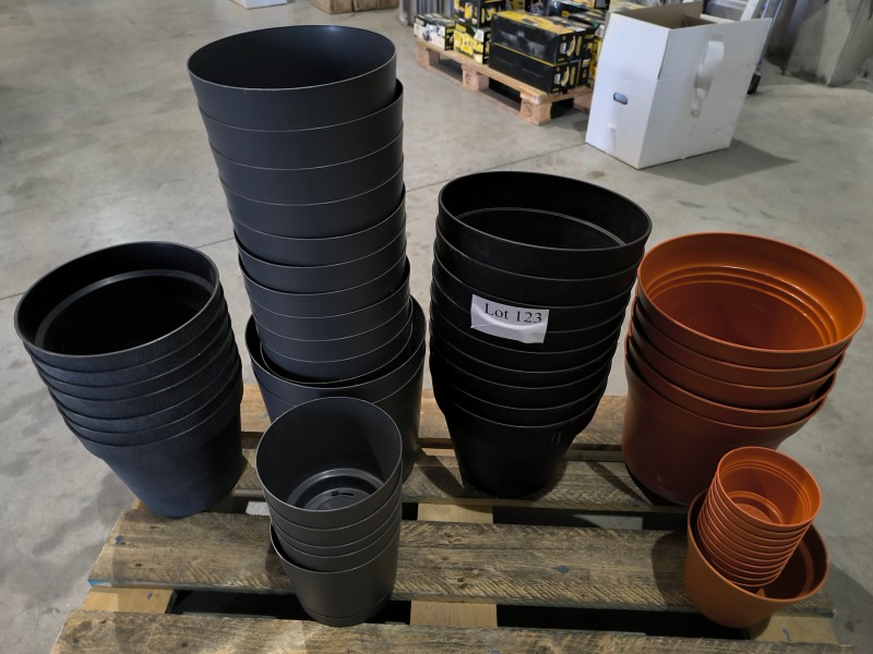Een partij van 50 plastic plantenpotten – kavel bij Auctionline, Anderlecht