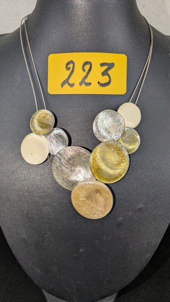 Lot 223 tot 228: 6 diverse halskettingen – kavel bij Auctionline, Anderlecht