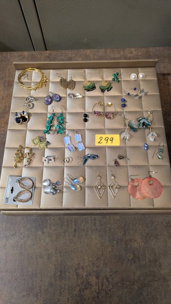 Een lot 28 paren oorbellen – kavel bij Auctionline, Anderlecht