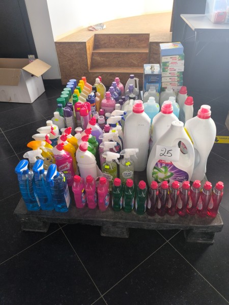 Een partij diverse huishoudelijke schoonmaakmiddelen (wasmiddelen, afwasmiddelen, vloerreinigers,…) – kavel bij Auctionline, Anderlecht